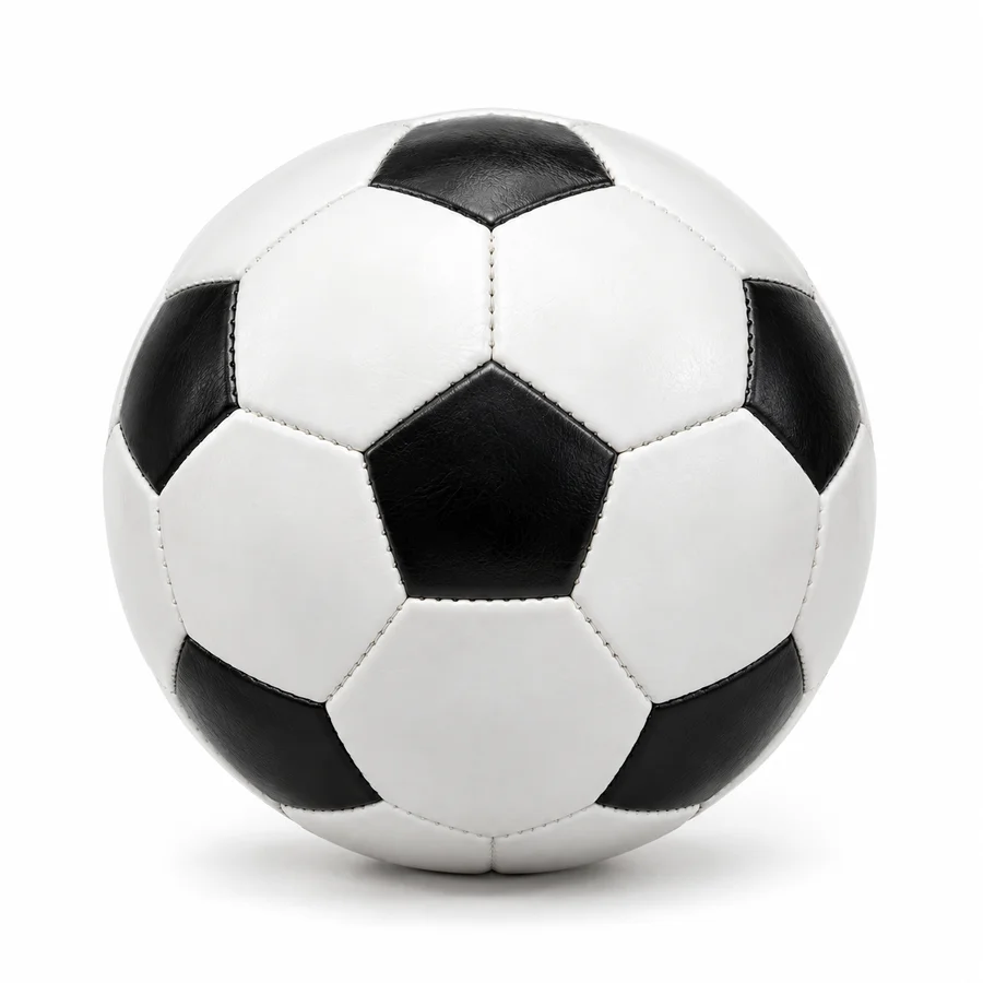 Bola de futebol com painéis pretos e brancos sobre fundo branco.